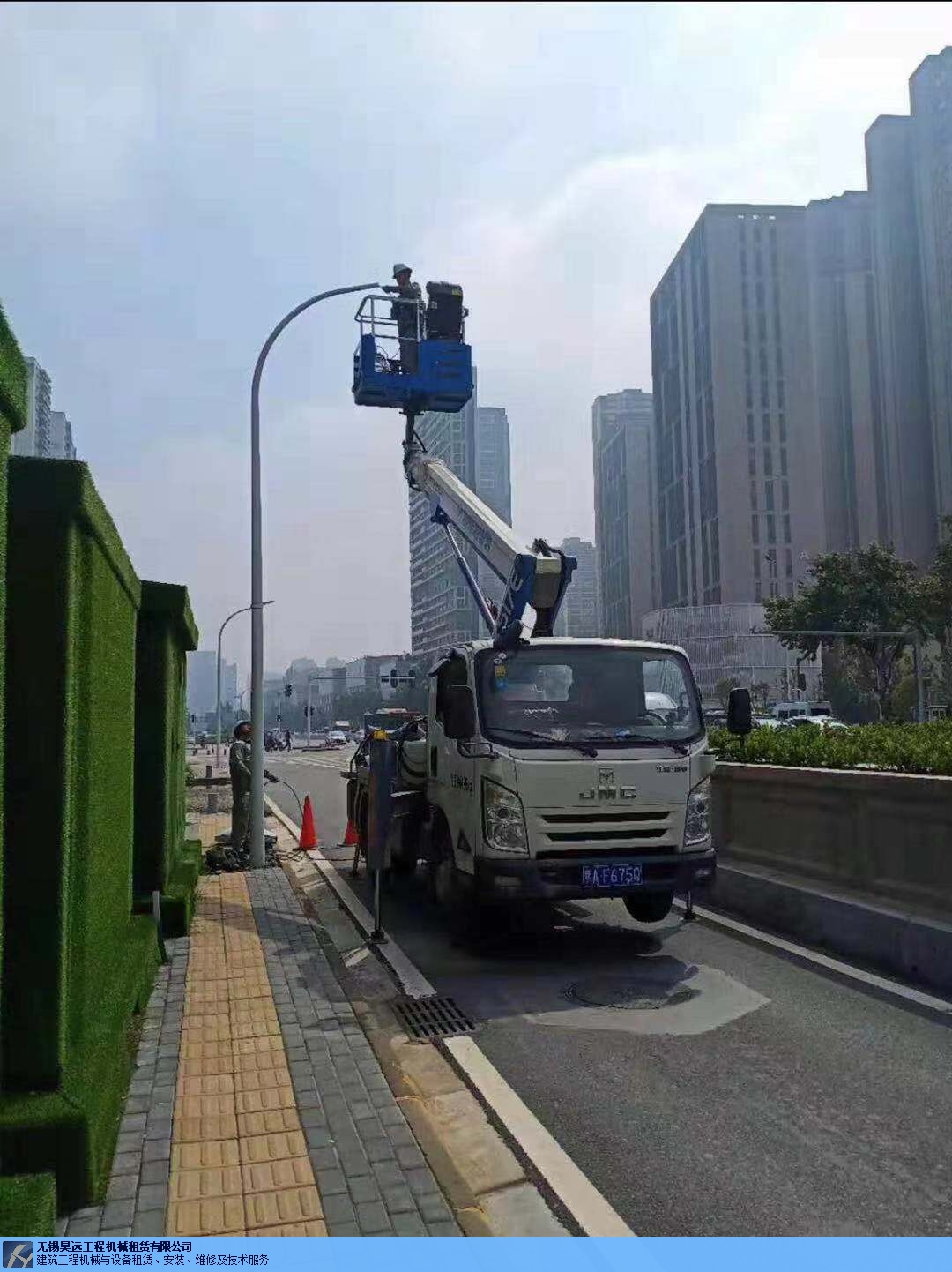 江苏小型充电式自行走剪刀车,充电式自行走剪刀车